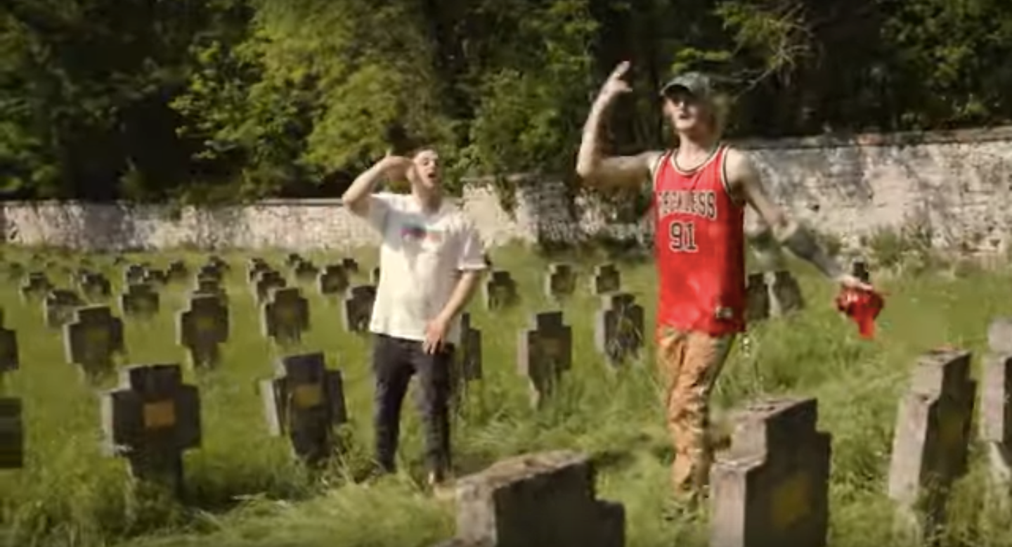 «Tro*e e droghe», bufera sui trapper nel cimitero dei caduti ad Aurisina